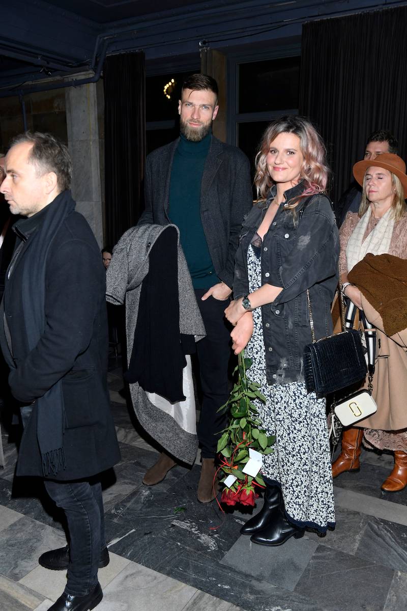 Premiera spektaklu “Władca much”. Jan Englert i Janusz Chabior ze swoimi pięknymi żonami