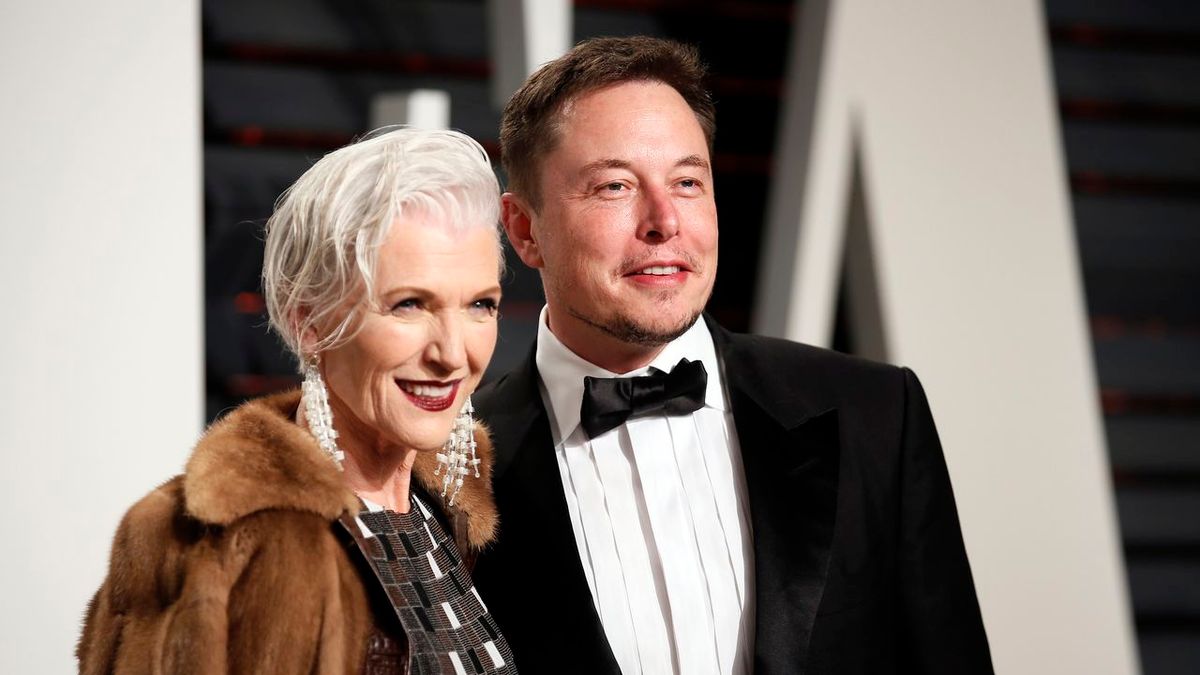 89th Academy Awards - Oscars Vanity Fair Party - Beverly Hills, California, U.S. - 26/02/17 – Elon Musk and his mother Maye Musk., Image: 446569438, License: Rights-managed, Restrictions: , Model Release: no, Credit line: Danny Moloshok / Reuters / Forum