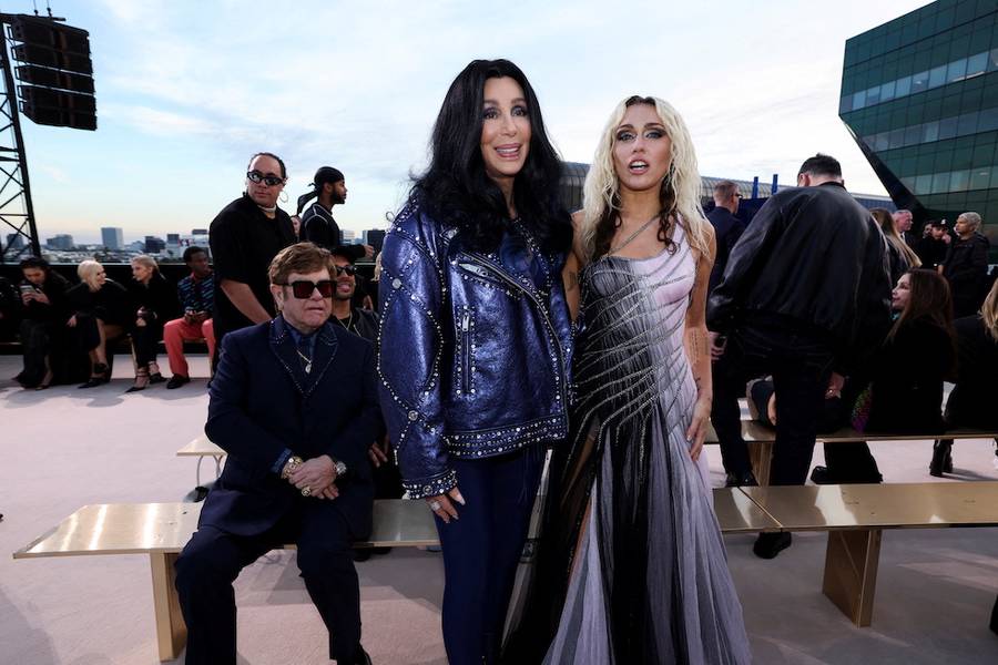 Od Miley Cyrus i Eltona Johna po Cher: Plejada gwiazd na pokazie marki Versace