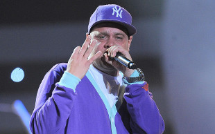 Tede rapuje w polu z flagą w dłoni [VIDEO]