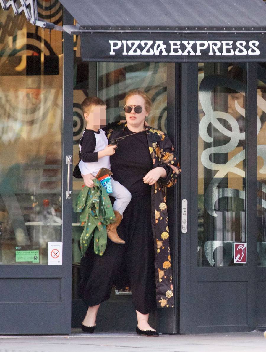Adele z synem wychodzi z pizzerii