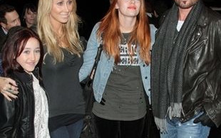 Rodzina Miley Cyrus podbija czerwony dywan (FOTO)