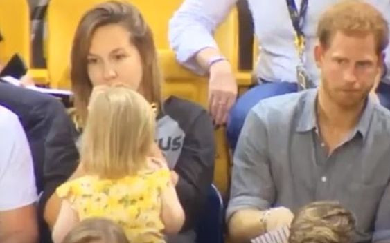 Podjadała popcorn samemu księciu Harry’emu. Jego reakcja…