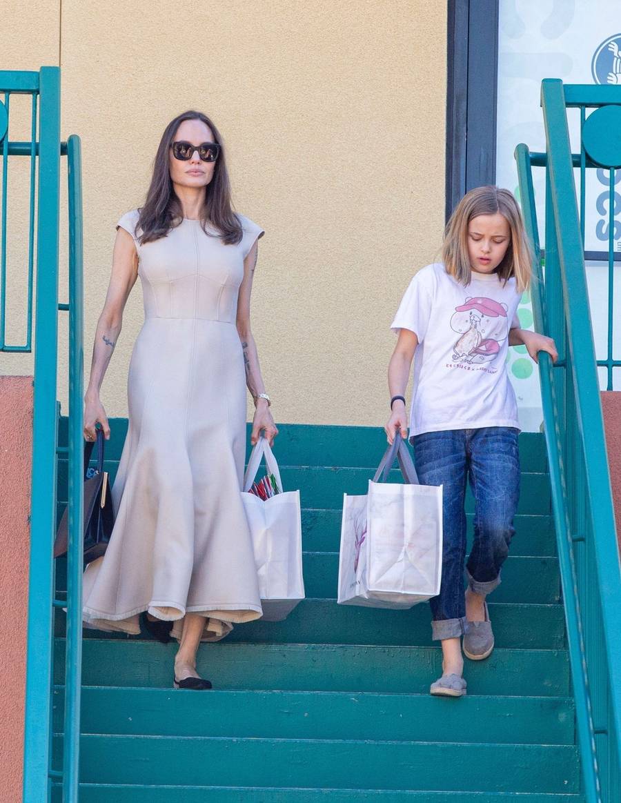 Angelina Jolie w pięknej sukience na zakupach. Zabrała swoją mini wersję – córkę Vivienne