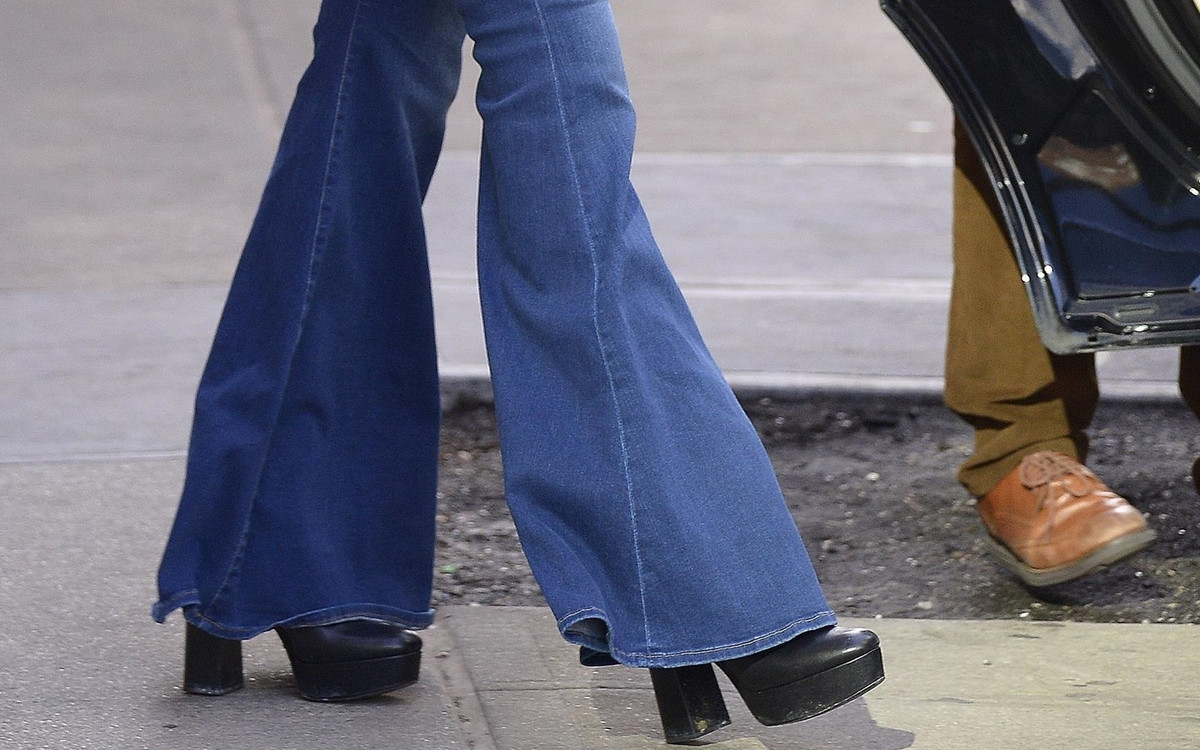 Żona znanego aktora przywraca modę na takie BRZYDKIE spodnie (ZDJĘCIA)