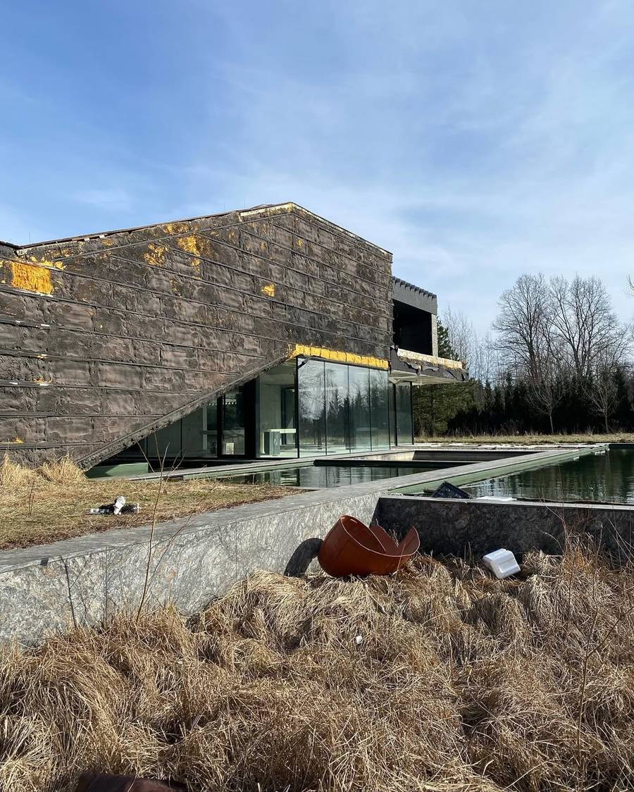 Willa w Gałkowie popadła w ruinę. Tak dzisiaj wygląda dom z "Big Brothera". Szok, fot. Instagram.