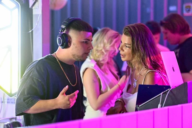 Edyta Górniak na imprezie syna. Allan stanął za DJ i porwał wszystkich do tańca, nawet swoją mamę