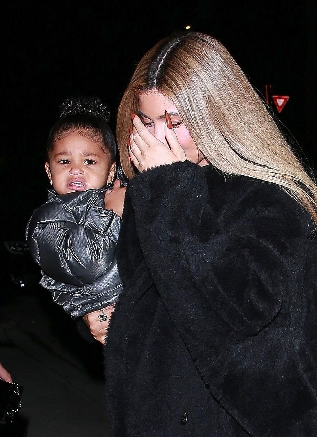 Kylie Jenner w czarnym futrze z córką.