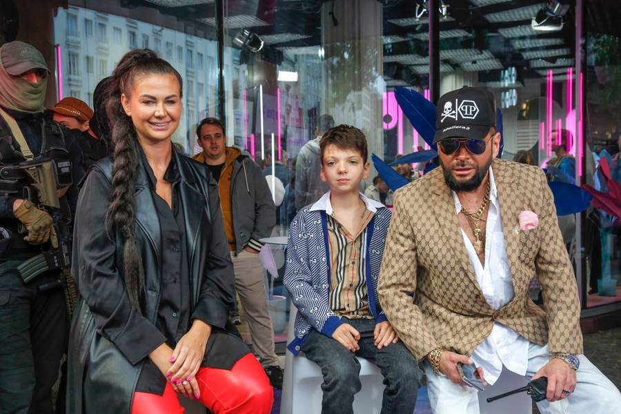 WOW! Paulina Smaszcz odsłoniła piersi i zapozowała z Krzysztofem Rutkowskim i jego rodziną (FOTO)