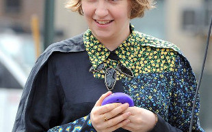 Lena Dunham doiła krowę na Manhattanie! (FOTO)