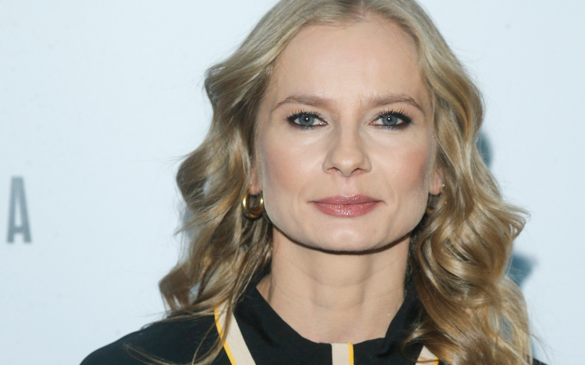 Magdalena Cielecka pokazała się w ciemnej burzy loków. Aktorka jest nie do poznania!