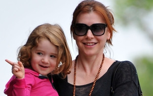 Alyson Hannigan na spacerze z córeczką (FOTO)