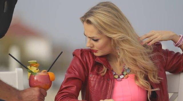 Małgorzata Socha w teledysku Sławomira “Aneta”