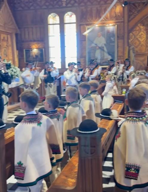 Pierwsza Komunia Święta syna Karpiela-Bułecki i Krupińskiej, fot. Instagram