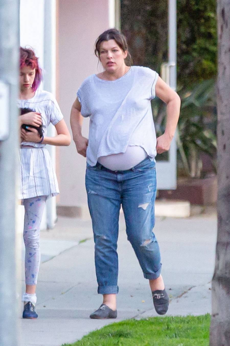 45-letnia Milla Jovovich źle znosi końcówkę ciąży (ZDJĘCIA)