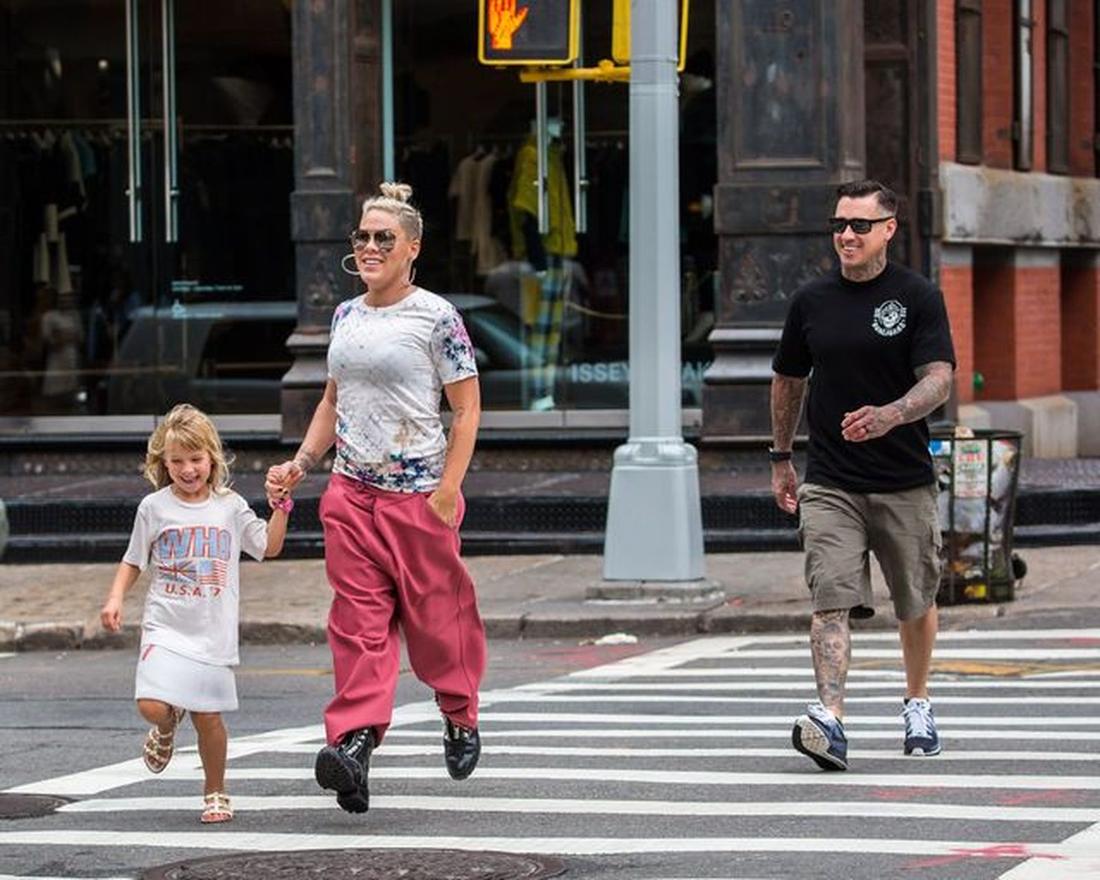 Amerykańska wokalistka Pink promienieje na spacerze z córką i mężem. Pink z mężem i córką na spacerze po Nowym Jorku.