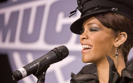 Rihanna w grzybku, czapce policyjnej (FOTO)