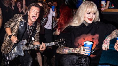 Tłum gwiazd na planie teledysku młodego wokalisty. Monika Miller jak syrenka