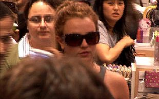 Britney Spears trzyma się za kieszeń