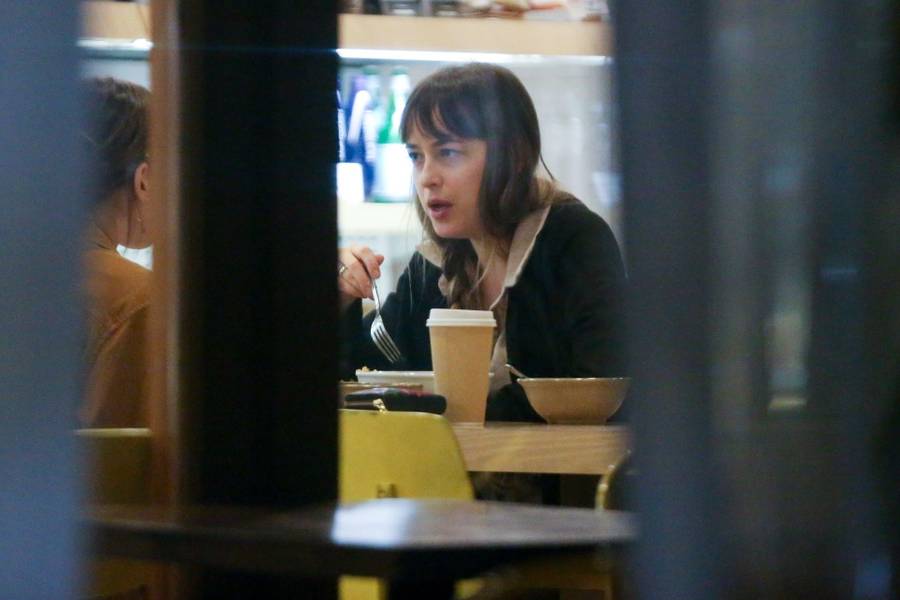 Jak Dakota Johnson ubiera się na co dzień?