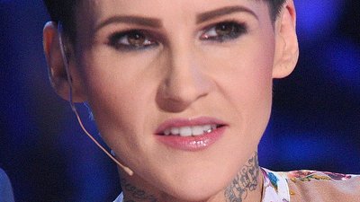 Agnieszka Chylińska miała wyglądać bardziej kobieco w tej fryzurze? (ZDJĘCIA)