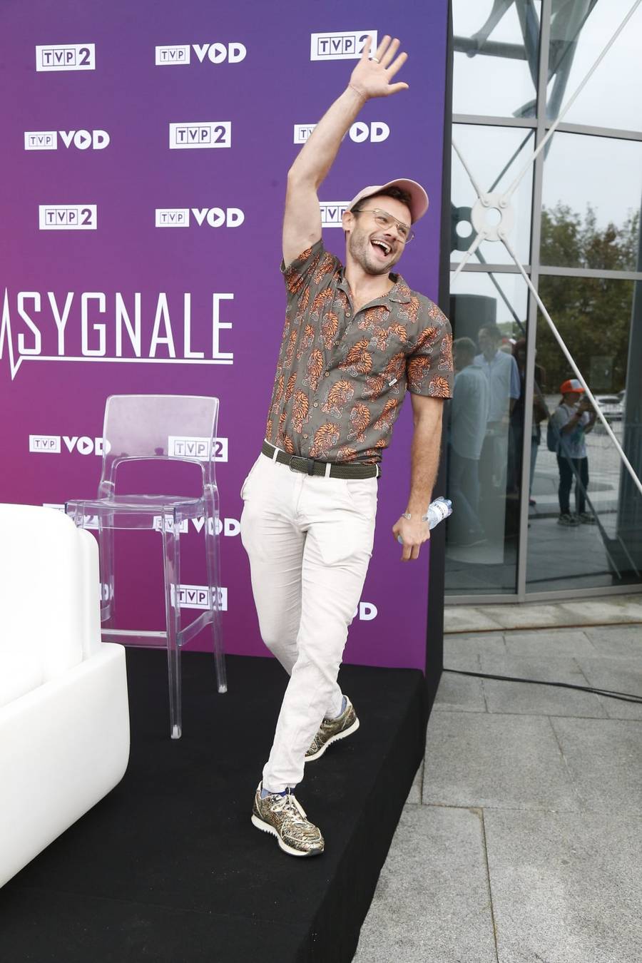 Ogromne emocje na zlocie fanów serialu “Na sygnale”! W uroczym różu Monika Mazur, cały na biało Dariusz Wieteska…