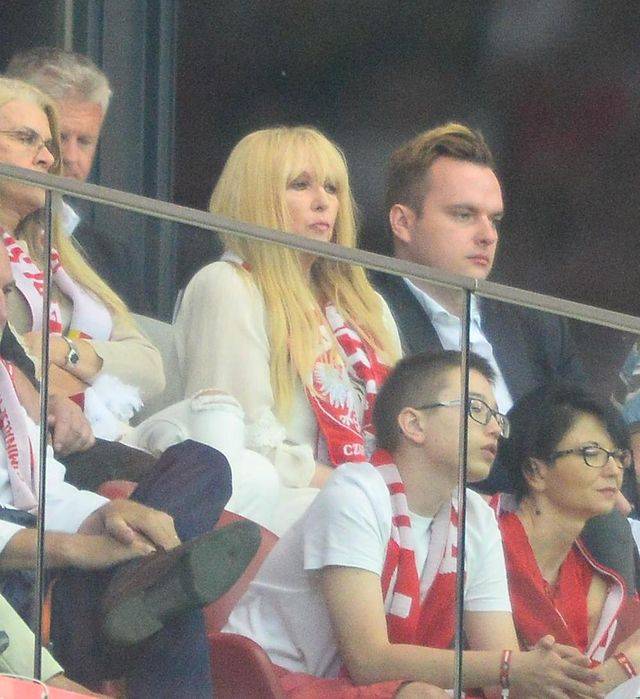 Anna Lewandowska i inni kibicują podczas meczu Polska-Rumunia