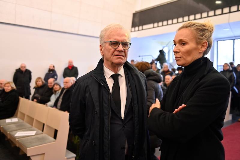 Pogrzeb Janusza Majewskiego. Przyjaciele żegnają: Marek Kondrat, Sonia i Maja Bohosiewicz, Paweł Deląg…