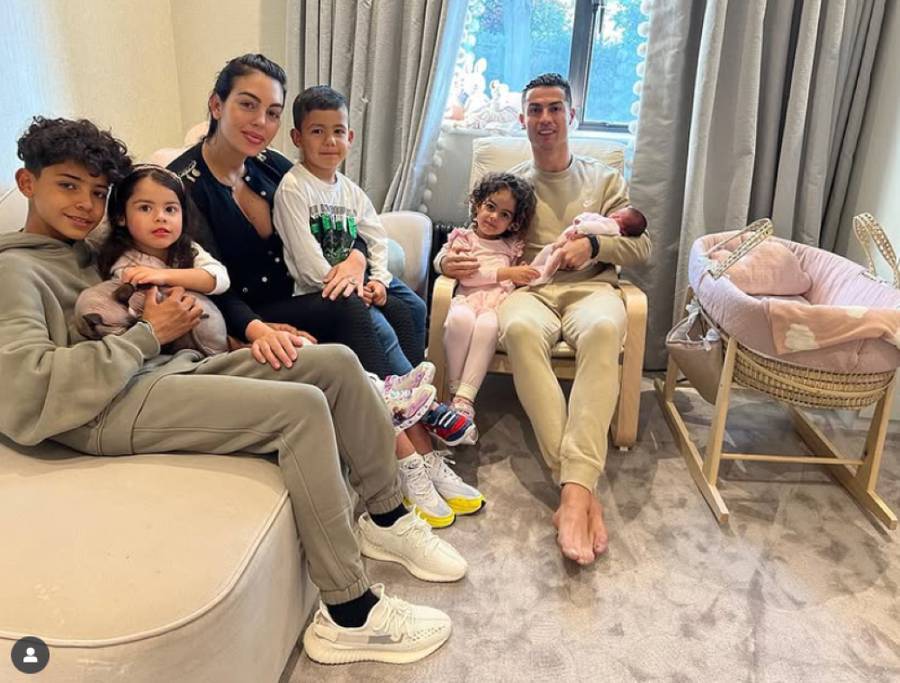 Była skromną ekspedientką, gdy on robił wielką karierę. Tak potoczyły się miłosne losy Ronaldo i Georginy