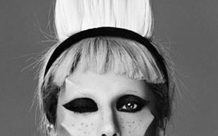 Lady Gaga pokazuje piersi w magazynie ID (FOTO)