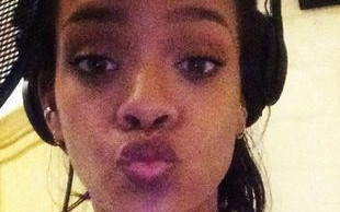 Goła pupa Rihanny przy zachodzie Słońca (FOTO)