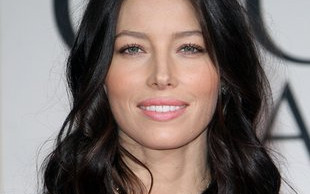 Jessica Biel nie potrafi się sama ubrać!