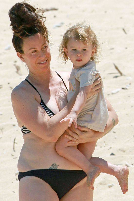 Alanis Morissette z synkiem na plaży