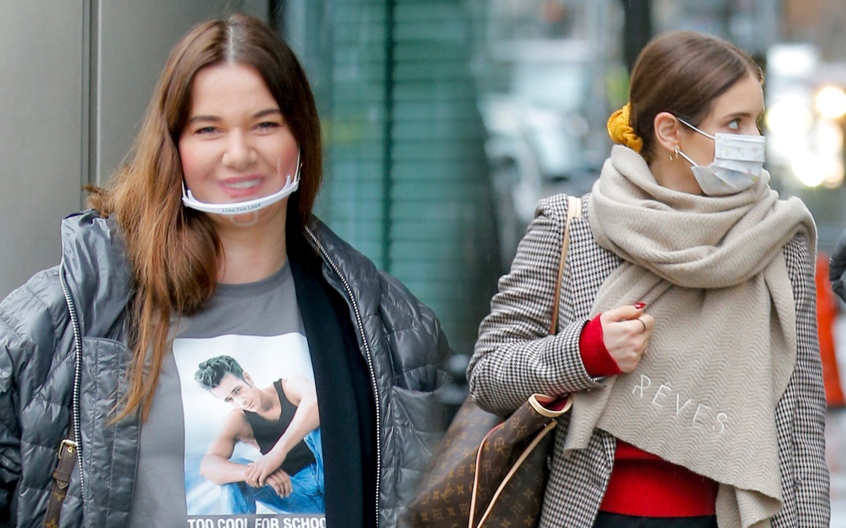 Gwiazdy wychodzą ze śniadaniówki. Olga Kalicka w mini i modnych rajstopach (ZDJĘCIA)