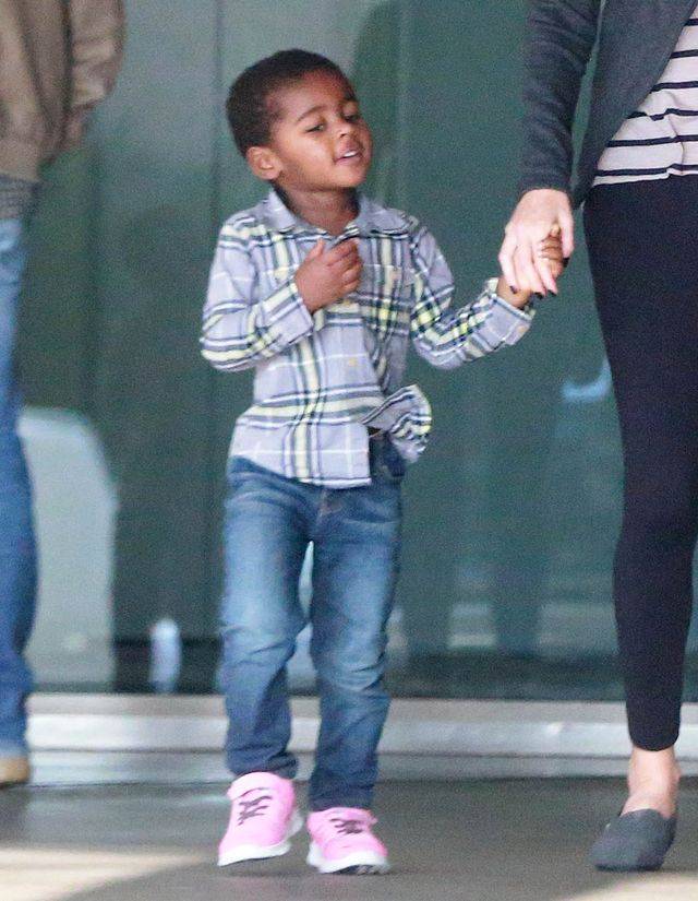 Charlize Theron z synem Jacksonem i Seanem Pennem