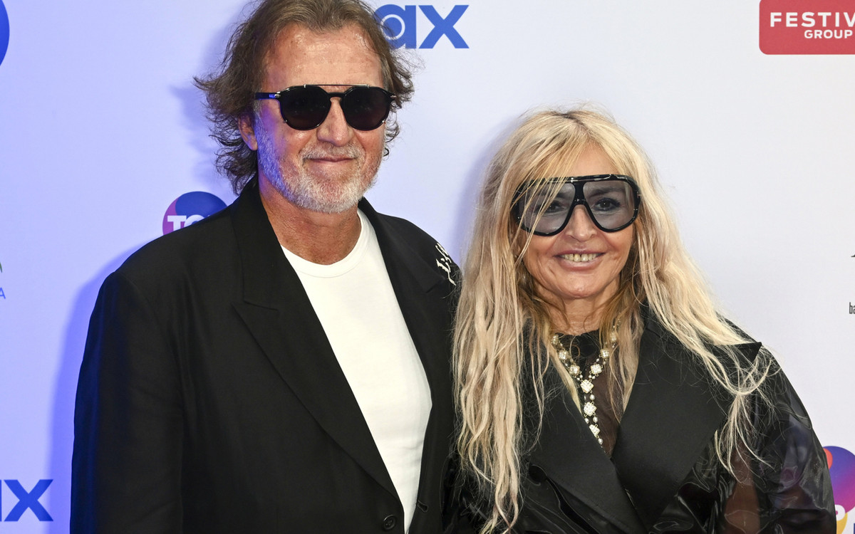 Monika Olejnik zaskoczyła stylizacją na Sopot Festival. Prześwitujący płaszcz to nic przy jej butach! (FOTO)