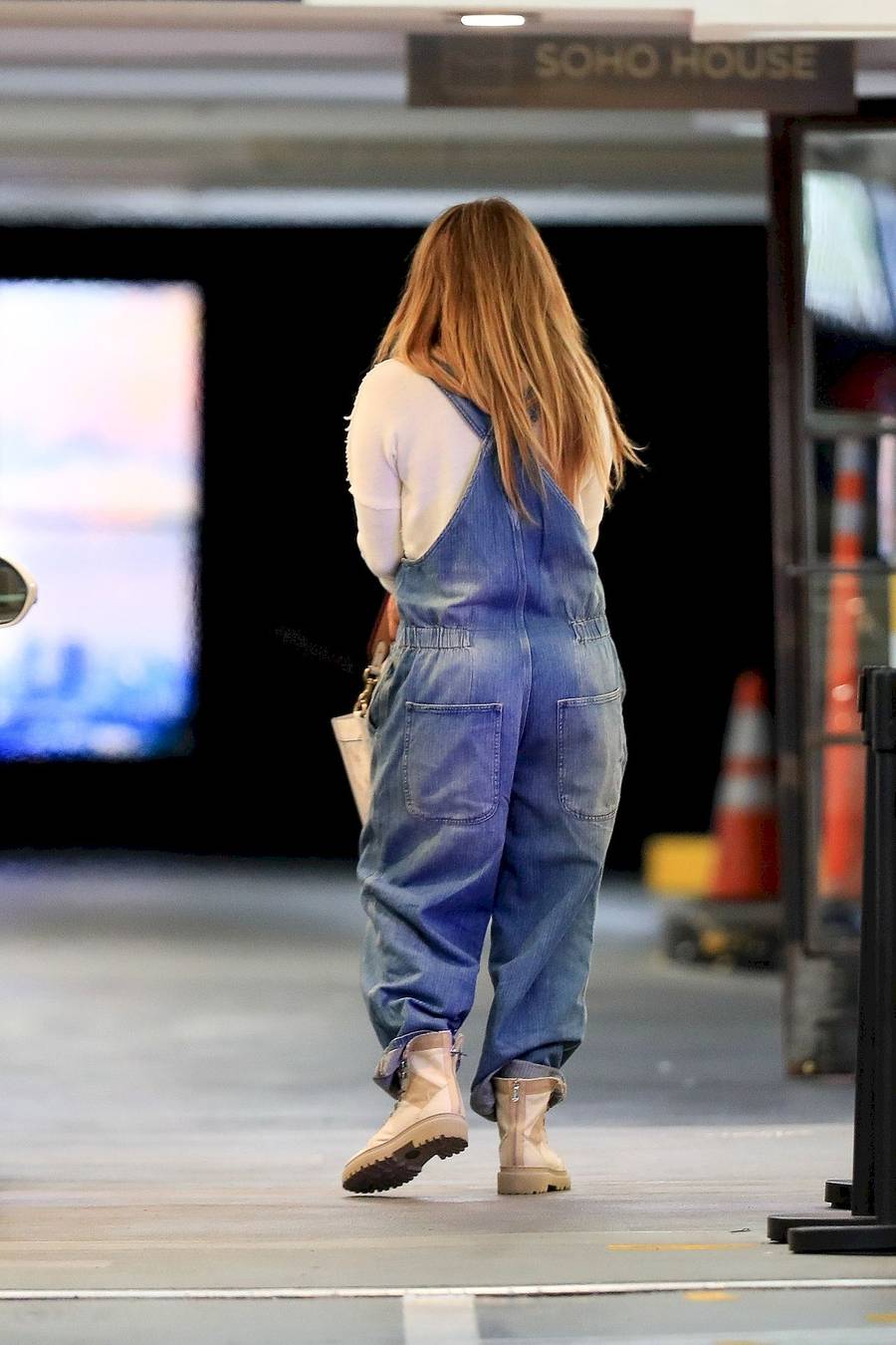 Jennifer Lopez w ogrodniczkach