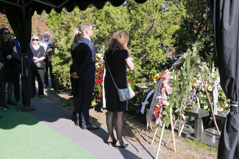 Pogrzeb Zbigniewa Lwa-Starowicza. Syn z rodziną w pierwszym rzędzie