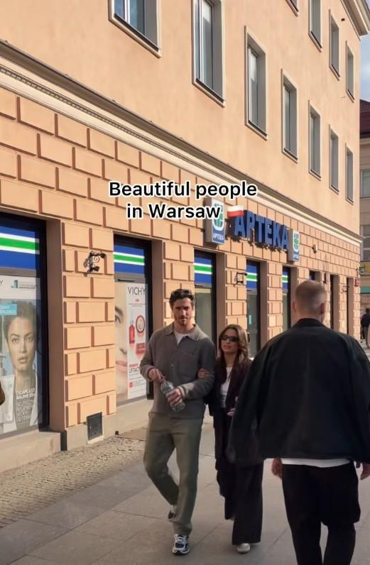 Julia Wieniawa przyłapana na spacerze z piłkarzem, fot. Facebook