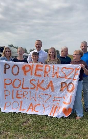 Karol Nawrcki zatrzymał samochód w drodze na Dożynki Prezydenckie, fot. X.com