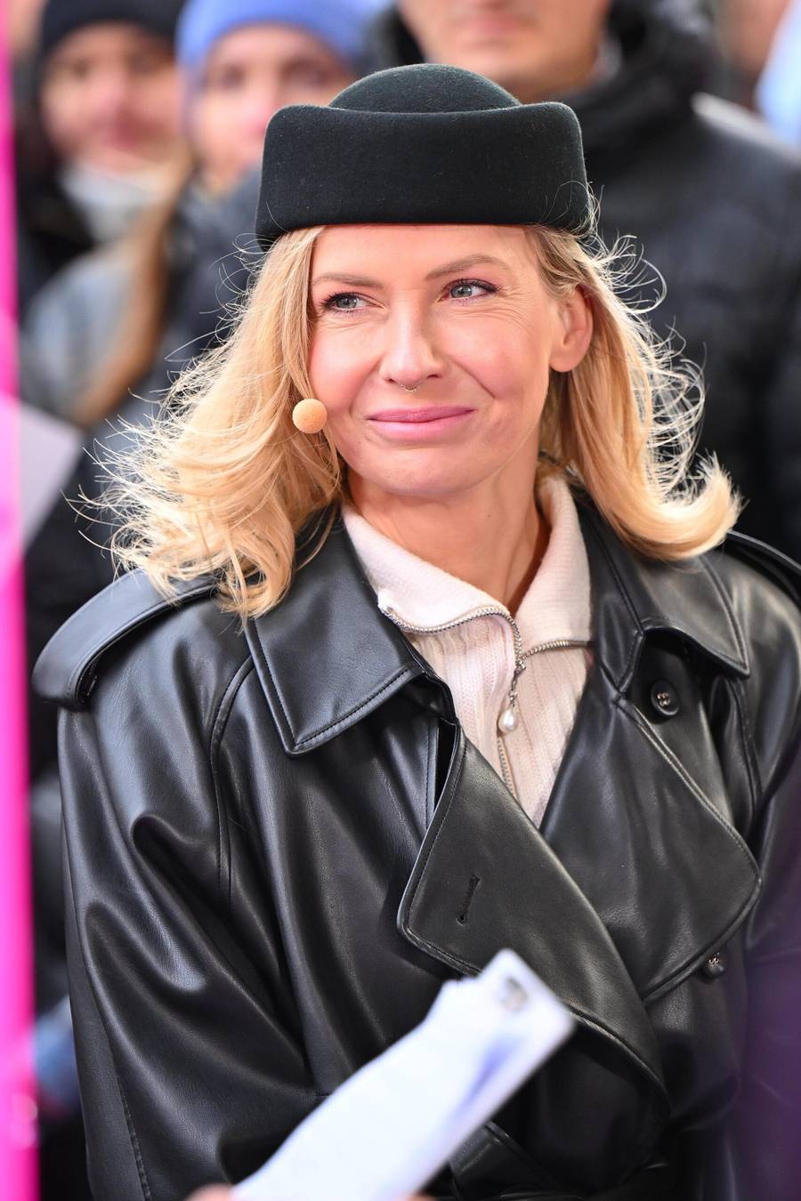 Tłumy gwiazd w DDTVN. Edyta Pazura w wypasionym porsche, Steczkowska z synem…