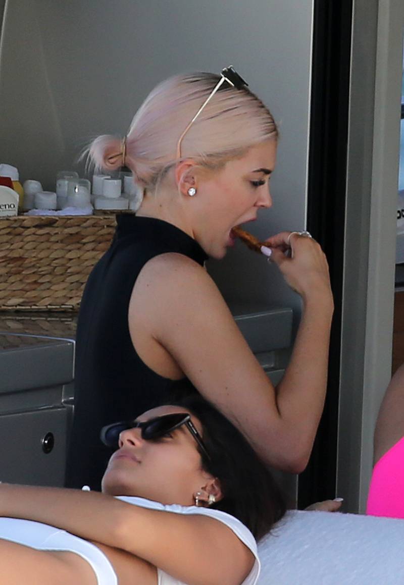 Piersi Kylie Jenner sięgają jej do PĘPKA! Tak wygląda naprawdę!