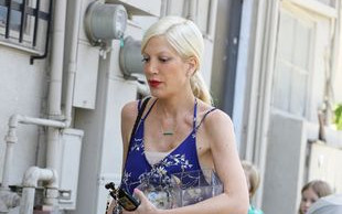 Mąż Tori Spelling straszy penisem