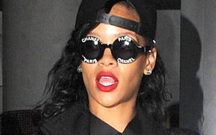 Rihanna chce sobie dodać klasy nosząc Chanel? (FOTO)