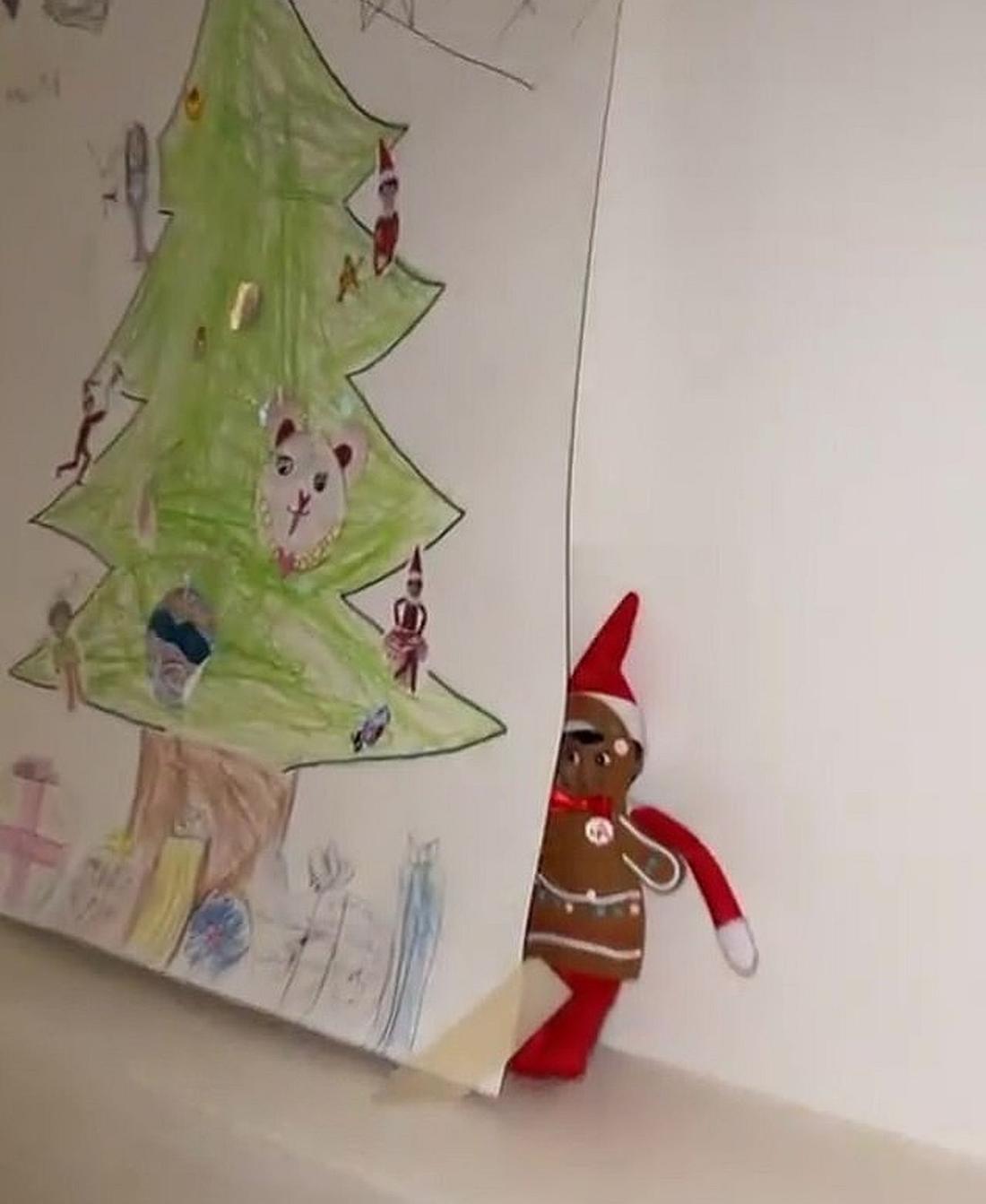 Kim Kardashian poukrywała świąteczne postacie w domu