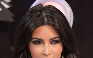 Kim Kardashian prezentuje pupę na MTV VMA (FOTO)