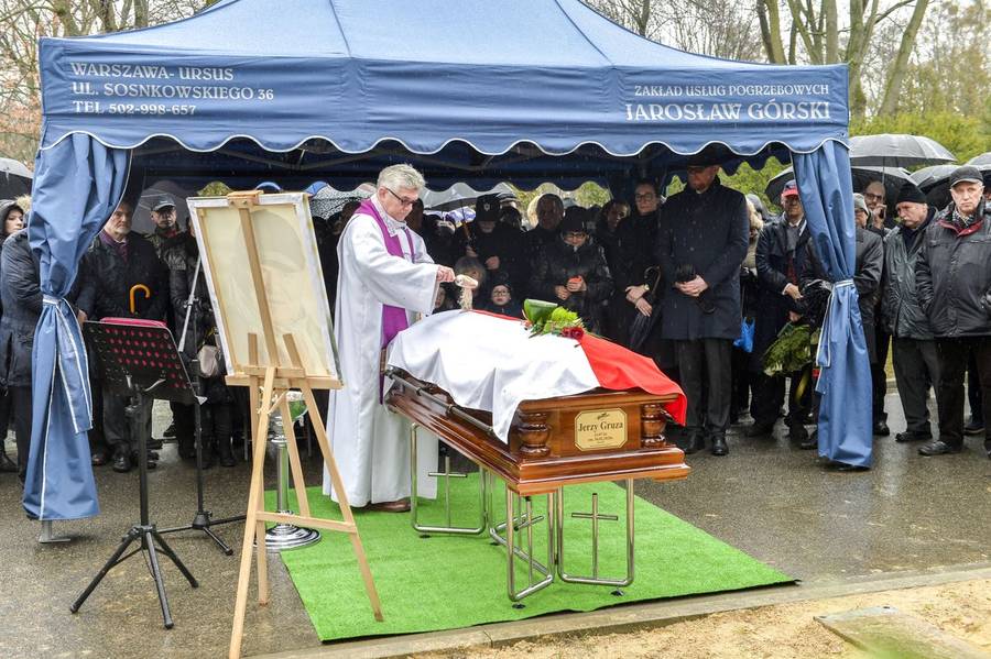 Pogrzeb Jerzego Gruzy – reżysera “Czterdziestolatka”. Banasiuk z ojcem, Olejnik z partnerem, Olbrychski z żoną