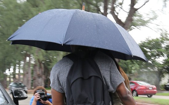 Kim Kardashian i Kanye West – spacer w deszczu