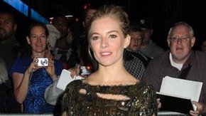 Sienna Miller w poszarpanej sukience (FOTO)