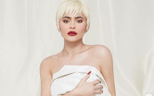 Podoba Ci się Kylie Jenner w krótkich blond włosach?